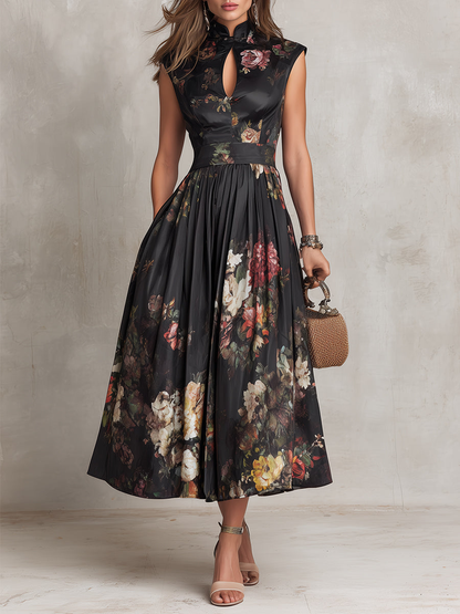 Violetta | Abito midi nero in raso plissettato con motivo floreale e collo con apertura a forma di chiave
